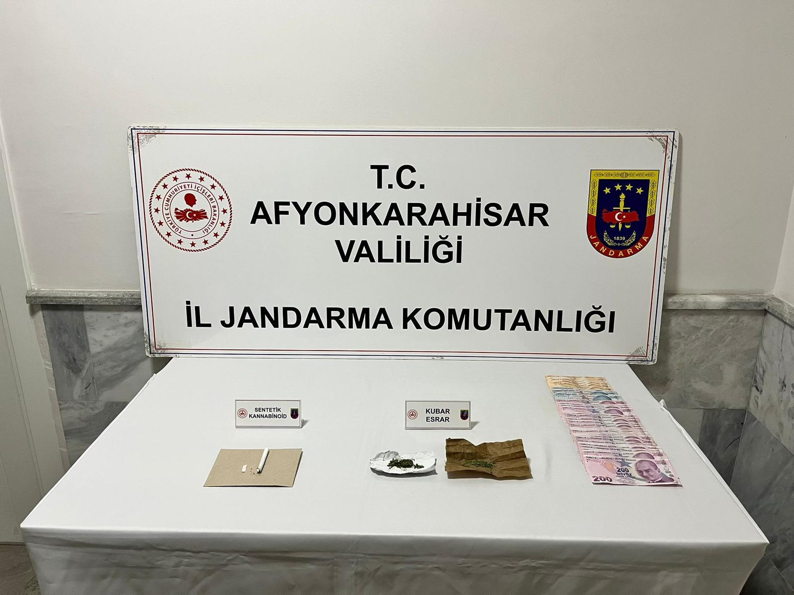 Afyonkarahisar İl Jandarma Komutanlığı, Sülün Beldesi'nde yapılan operasyonda uyuşturucu madde ele geçirdi.